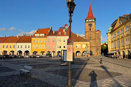 Església de Jičín vista des de l’exterior, amb la façana històrica i la plaça al voltant