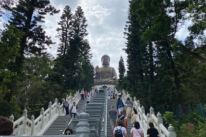 Gran Buda de Lantau vist des de la base de les escales a Ngong Ping 360