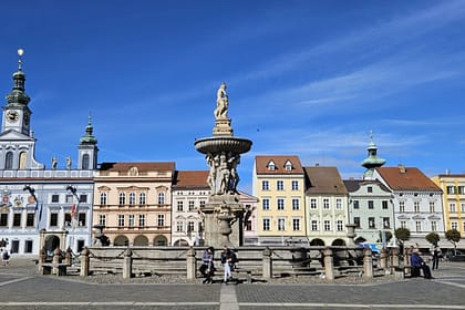 Monument històric a la plaça principal d’Olomouc, envoltat d’edificis barrocs i ambient urbà