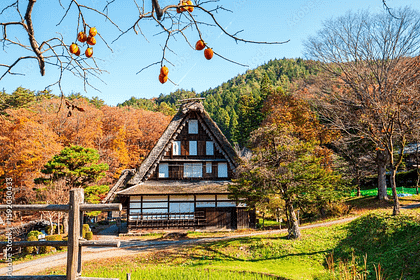 Casa tradicional de Hida-no-Sato davant del llac als Alps japonesos