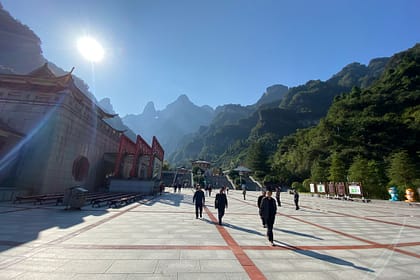 Accés principal al parc de la muntanya Tianmen amb telecabina i senyalització turística