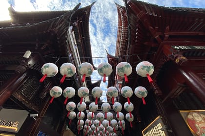 Detall de fanals vermells penjats sota teulades tradicionals xineses a Old Street, Shanghai