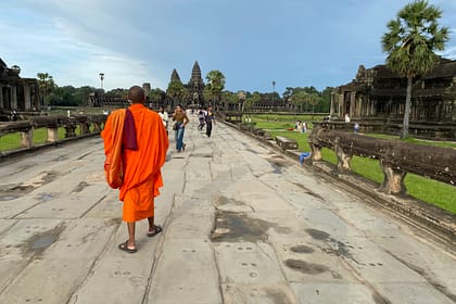 Monjo budista caminant entre les ruïnes d’Angkor Wat – Què fer a Siem Reap