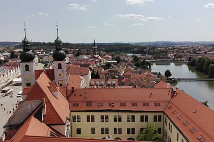 Vista panoràmica de Telč des de la torre, amb la plaça renaixentista i els teulats acolorits
