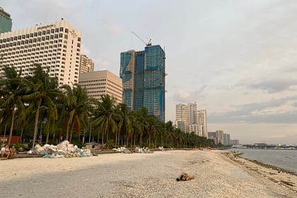 Posta de sol sobre el mar a Dalahican, Lucena, prop de Manila