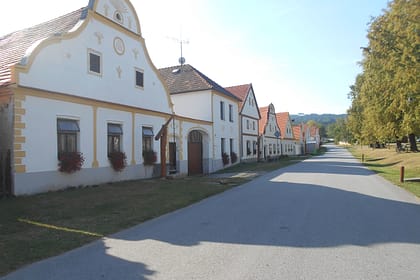 Carrers tradicionals d’Holašovice amb cases rurals ben conservades