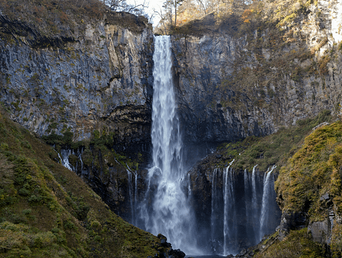 Cascades Kegon a Nikko amb l’aigua caient entre parets de roca i vegetació