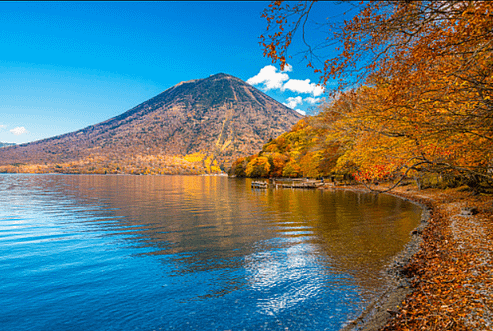 Llac Chuzenji amb la muntanya Nantai al fons en un paisatge tranquil de Nikko