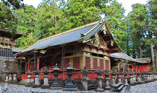 Santuari Toshogu de Nikko amb detalls ornamentats i arquitectura tradicional japonesa