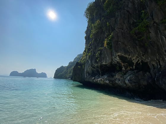 Entrada secreta a Hidden Beach durant l’island hopping a El Nido, envoltada de penya-segats i aigües turqueses.