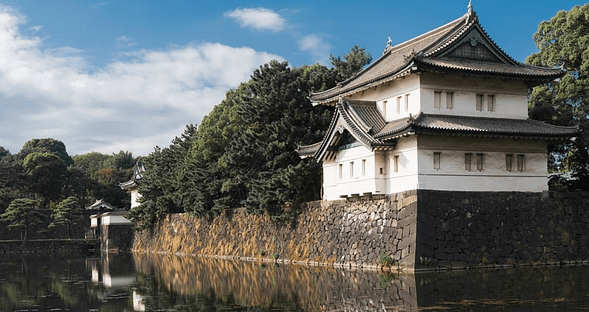 Muralles i fossat del Palau Imperial de Tòquio amb el pont Nijubashi.