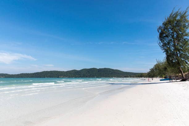 Vista panoràmica de Saracen Bay a Koh Rong Sanloem amb aigües turqueses i vegetació tropical