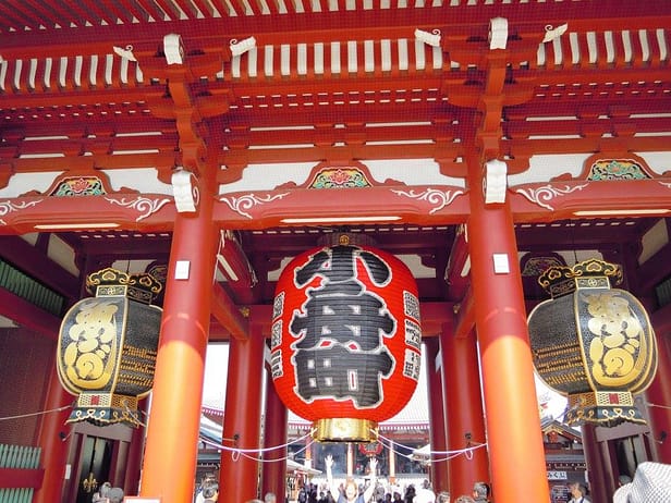 Porta Kaminarimon del temple Sensō‑ji a Asakusa amb el gran fanalet vermell tradicional.