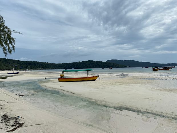 Saracen Bay amb la marea baixa a Koh Rong Sanloem, mostrant la seva extensió de sorra blanca i aigües poc profundes