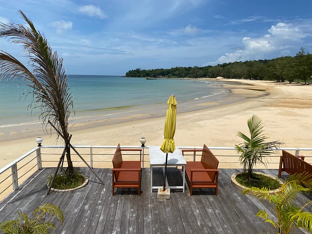 La Love Beach, Koh Rong Sanloem, envoltada de vegetació tropical i aigües calmades