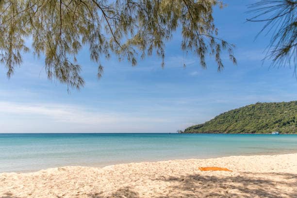 Lazy Beach a Koh Rong Sanloem amb sorra daurada i vegetació tropical al fons