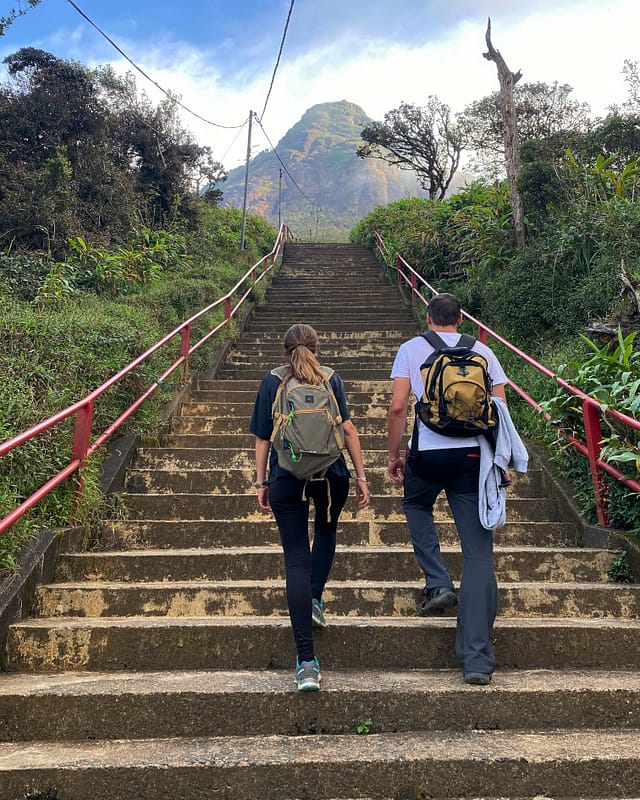 Pujant les escales de l’Adam’s Peak, Sri Lanka, amb el cim i el temple de Sri Pada al fons