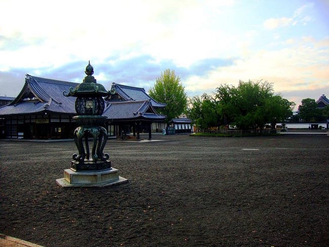 Temple tradicional a Kiyosumi‑Shirakawa envoltat de calma