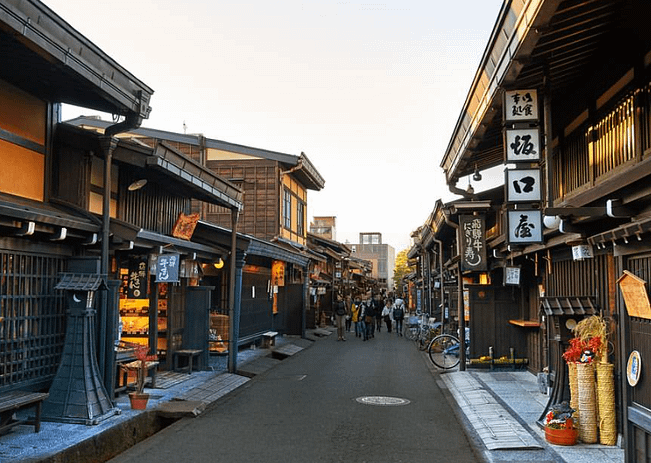 Carrer tradicional de Sanmachi‑suji a Takayama amb cases de fusta i botigues de vedella Hida.”