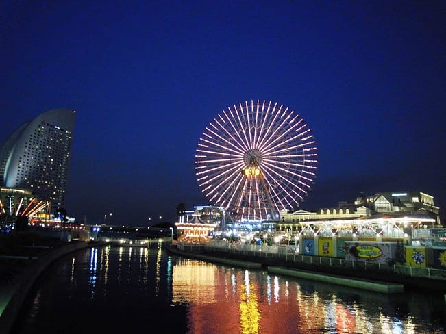 Nòria il·luminada de Yokohama a la zona de Minato Mirai, brillant sobre el port durant la nit.