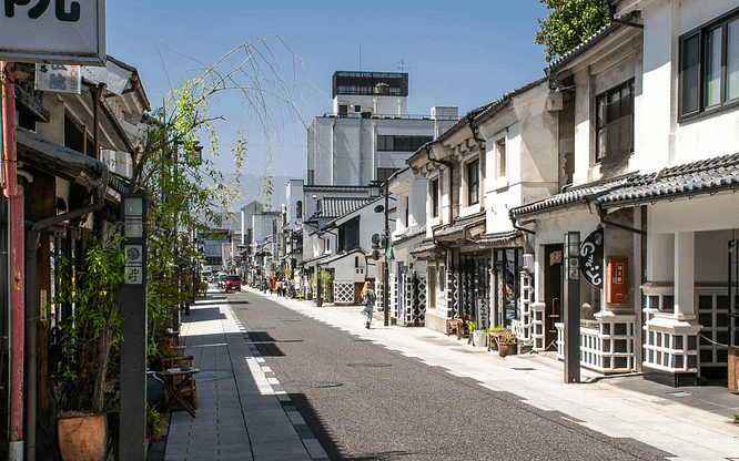 Carrers tradicionals de Matsumoto amb cases de fusta, botigues locals i vianants passejant en un ambient tranquil.
