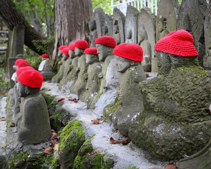 Figures de pedra als camins de Kamakura, petites escultures tradicionals situades entre la vegetació dels senders que connecten els temples.