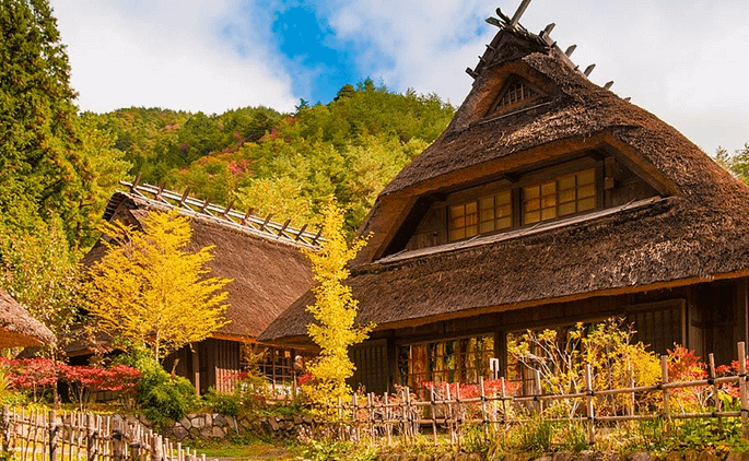 Camí entre cases tradicionals de fusta a Hida-no-Sato