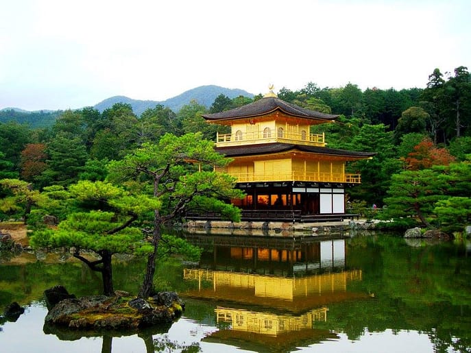 El Pavelló d’Or (Kinkaku-ji) reflectit sobre l’estany Kyoko-chi, envoltat de natura a la tardor.