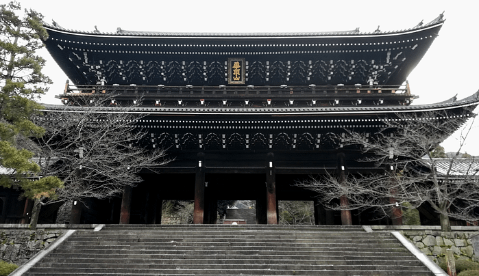 Entrada monumental del temple Chion-in a Kyoto amb escalinata de pedra i arquitectura tradicional japonesa.