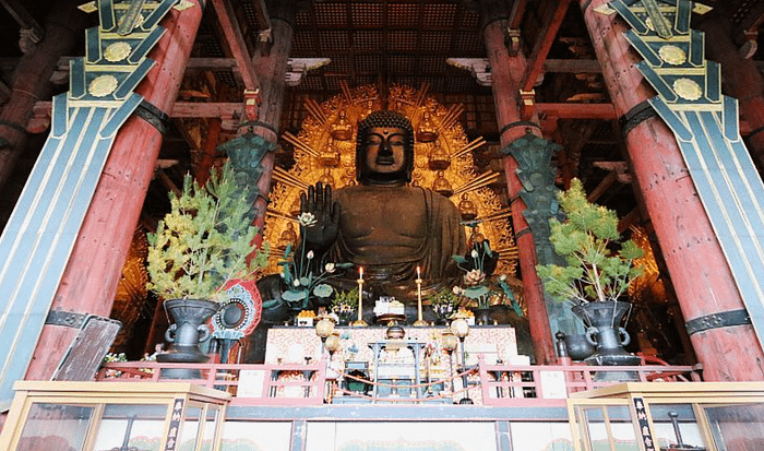 Estàtua gegant del Gran Buda de Nara dins del temple Tōdai‑ji, amb visitants al davant.