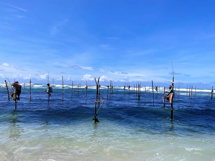Pescadors tradicionals de Sri Lanka asseguts sobre pals a Koggala, entre Mirissa i Galle