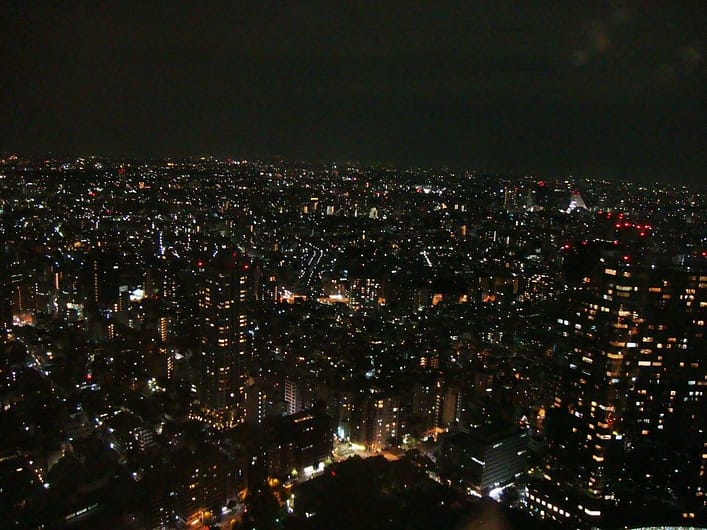 Vista nocturna de Tòquio des del mirador del Tokyo Metropolitan Government Building amb la ciutat il·luminada fins a l’horitzó.