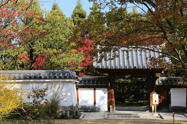 Jardins Koko‑en amb estany, vegetació i arquitectura tradicional japonesa