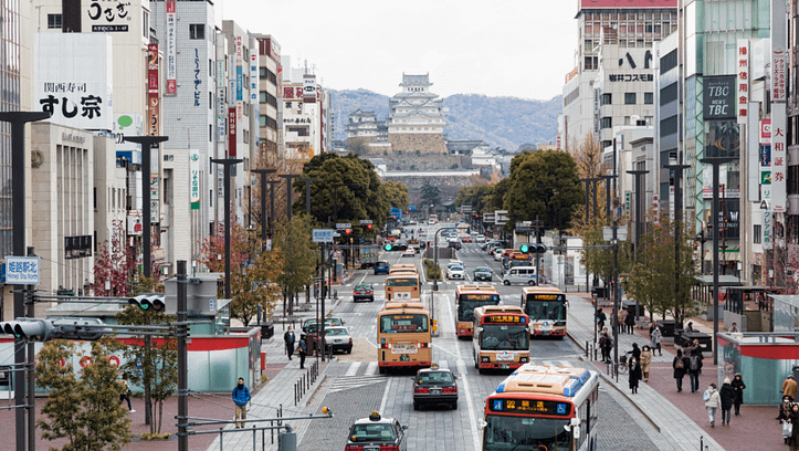 Vista del Castell de Himeji des de l’estació, amb la seva silueta blanca destacant al fo