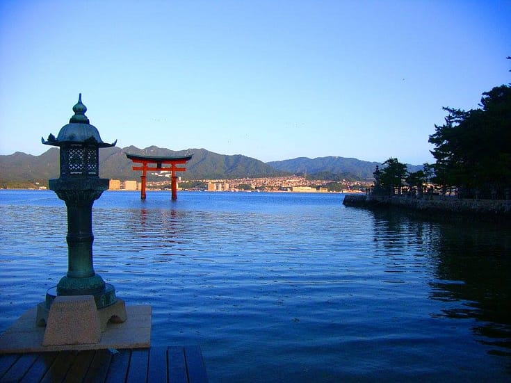 Gran torii vermell de Miyajima emergint del mar durant la marea alta