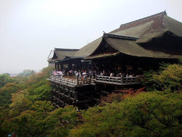 Balcó de fusta del temple Kiyomizu-dera a Kyoto amb vistes panoràmiques i arbres de tardor al voltant.