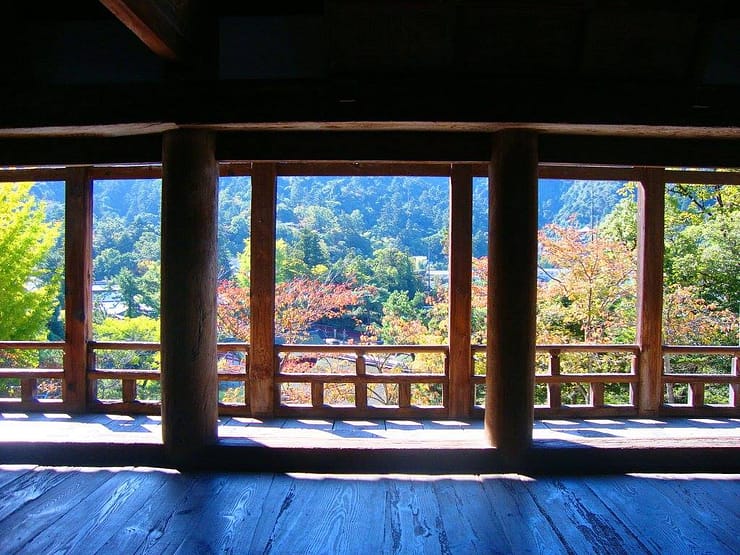 Interior espaiós de fusta del pavelló Senjōkaku amb obertures laterals que donen al paisatge de Miyajima.