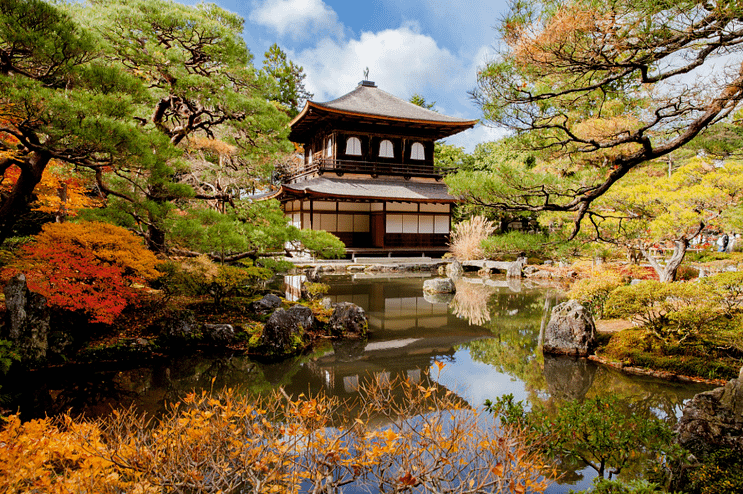 Vista del Pavelló de Plata (Ginkaku-ji) envoltat de fulles vermelles de tardor a Kyoto, Japó.