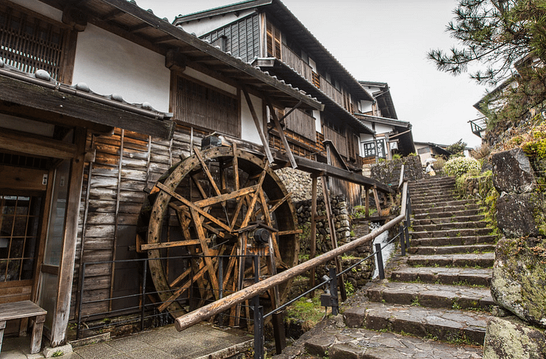 Escales tradicionals de fusta i pedra a Magome envoltades de cases antigues.