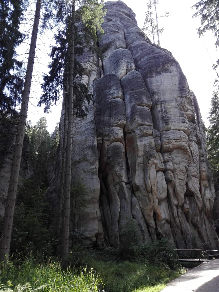 Formacions rocoses de Teplice nad Metují dins del paisatge natural de les Adršpach-Teplice Rocks