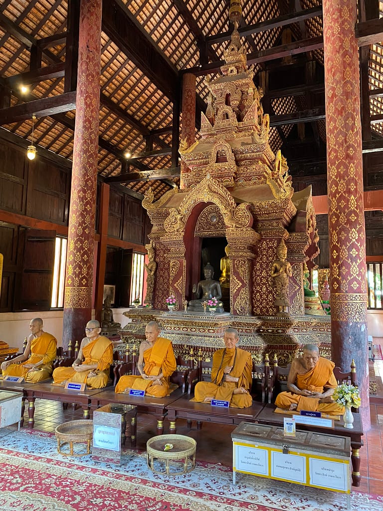 Monjos de cera en meditació al Wat Phra Singh, temple icònic de Chiang Mai