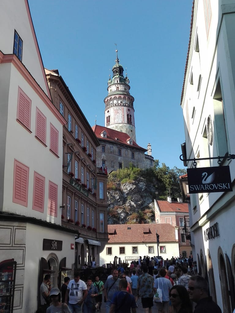 Campanar de Český Krumlov vist de lluny, amb teulats medievals i paisatge al voltant