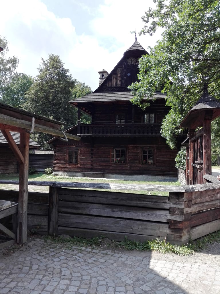 Graner tradicional de fusta del segle XIX al museu a l’aire lliure de Rožnov pod Radhoštěm