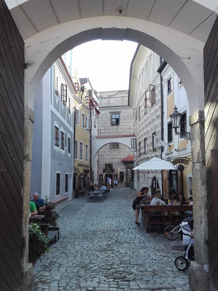Carrer medieval de Český Krumlov amb cases de colors i ambient tranquil
