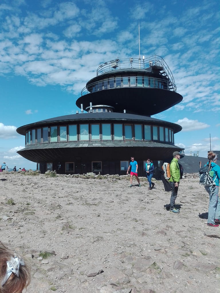 Mirador al cim del Sněžka amb vistes panoràmiques de les Muntanyes dels Gegants