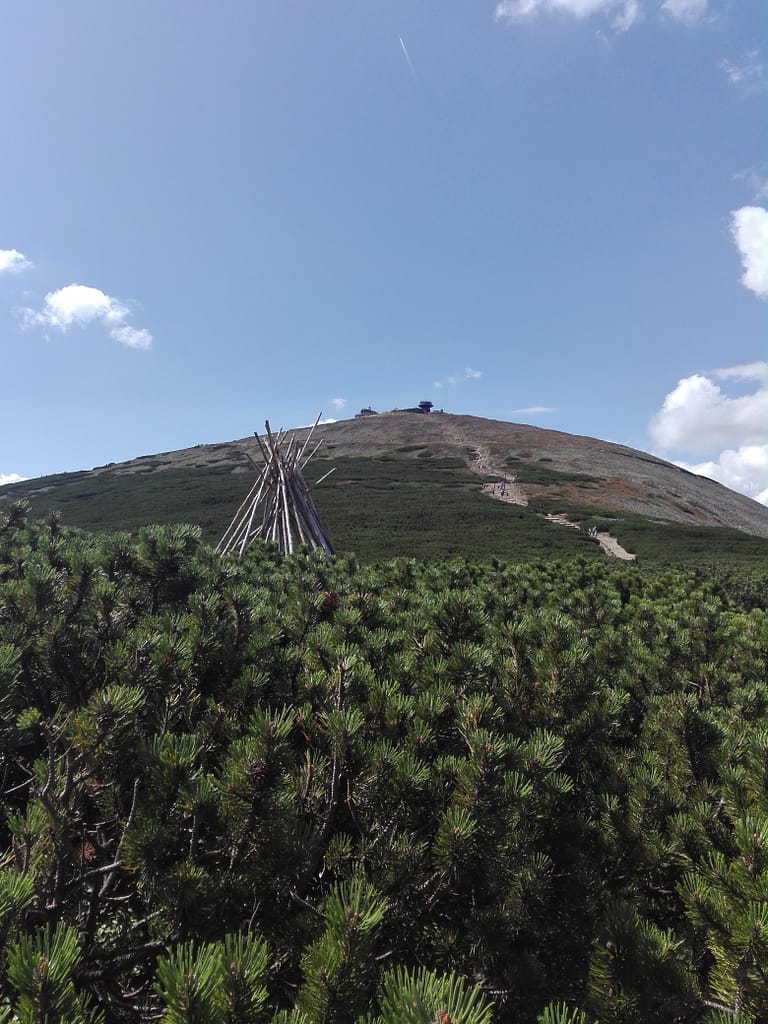 Vista del Sněžka amb la muntanya en primer pla i l’edifici del cim visible al fons