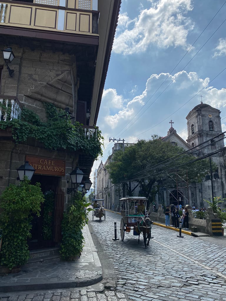 Vista de la Manila Cathedral amb La Cathedral Café a primer pla, Intramuros
