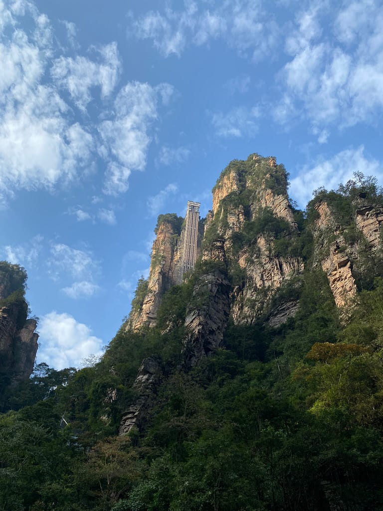 Ascensor Bailong elevant visitants pels penya-segats del Parc Nacional de Zhangjiajie