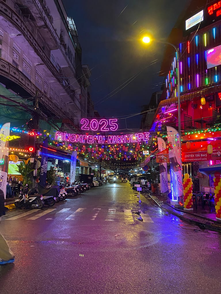 Rètol de Phnom Penh Nightlife a Sisowath Quay – Un dia a Phnom Penh