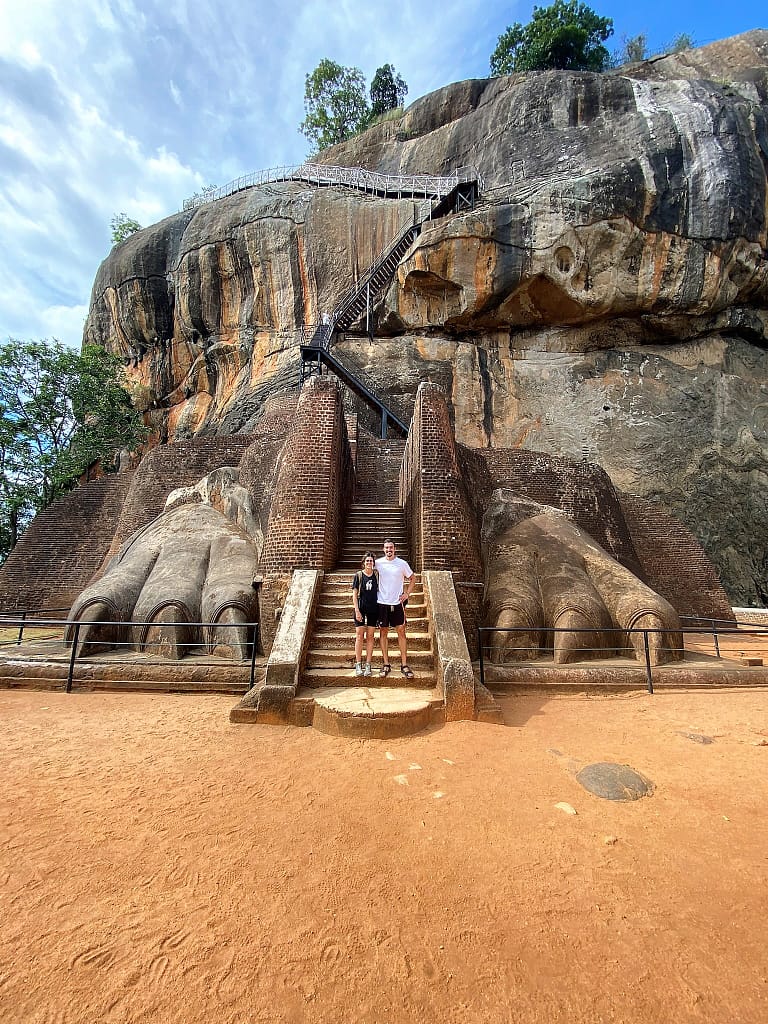 Aals peus de Sigiriya, davant les Lions’ Paws, l’entrada monumental de la roca a Sri Lanka
